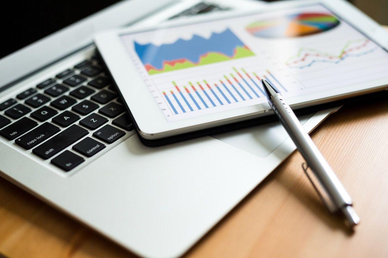 Jakie dane z Google Analytics warto analizować w celu poprawienia konwersji na stronie